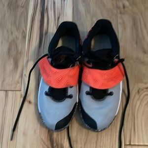 Nike boys KD tennis shoes. Size 5 youth.